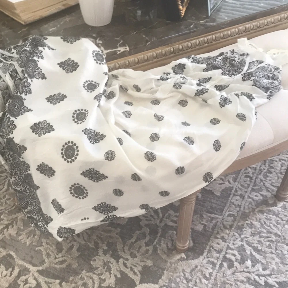 Chic Black and White Patterned Dress - Picture 5 of 7